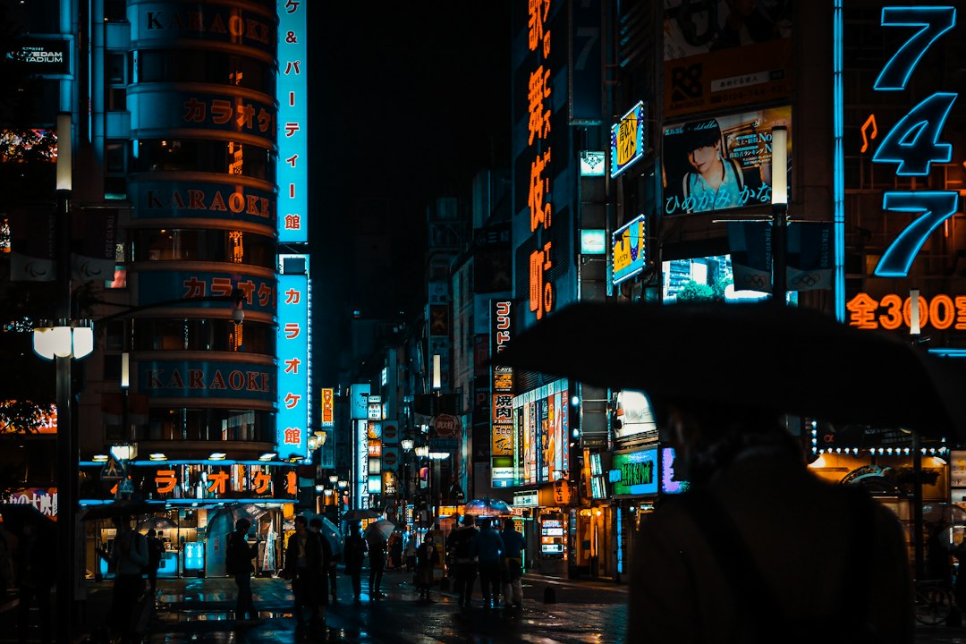 夜の東京の街並みを写したイメージ写真。大沢在昌本人の肖像写真ではなく、作品の舞台を象徴するもの
