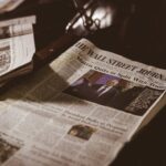 机の上の新聞を写したイメージ写真。横山秀夫本人や上毛新聞社の写真ではありません